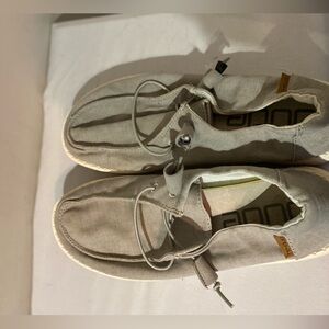 Cute Hey Dudes size 6. Gray.